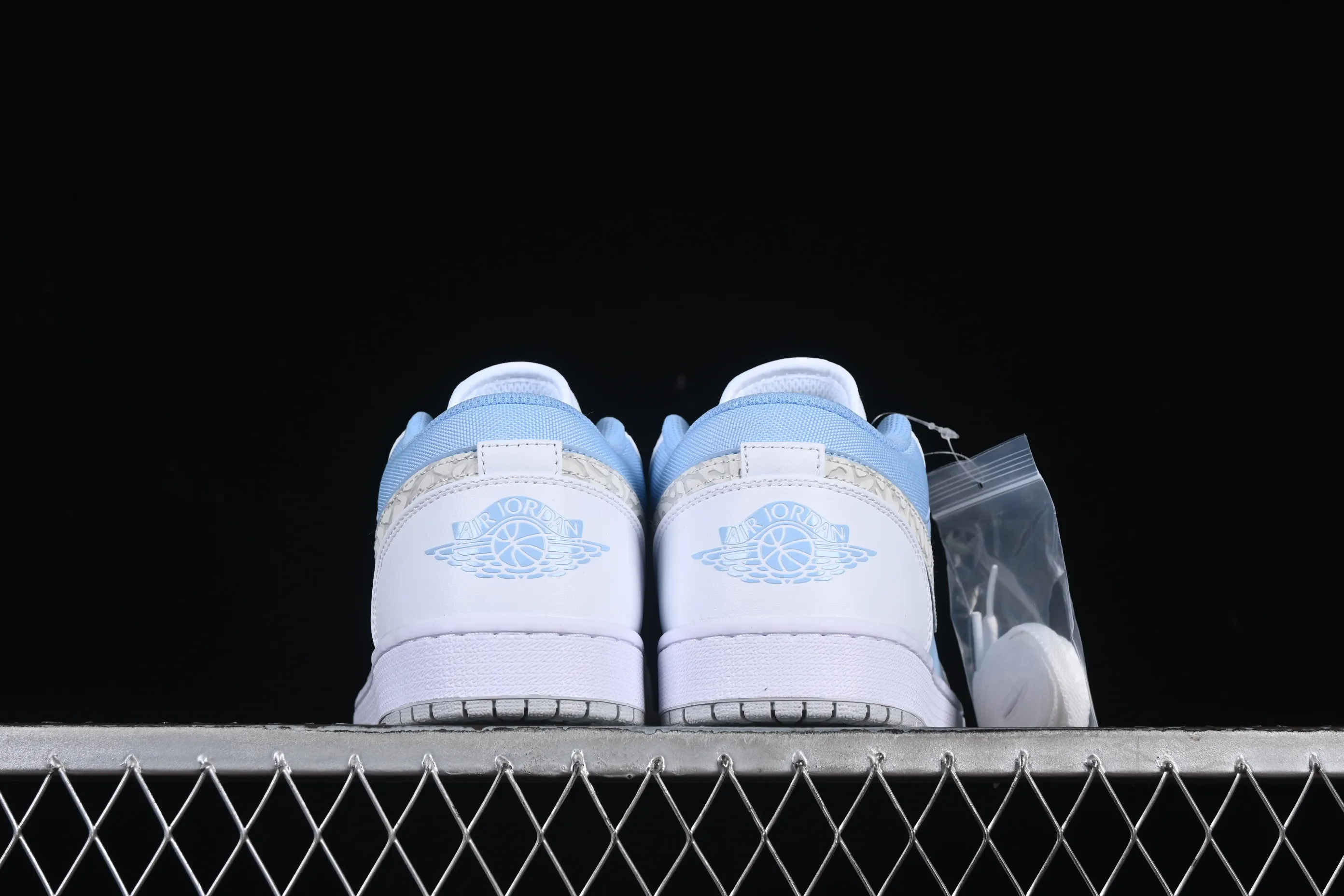 All categories Air Jordan Jordan series basketball shoes Air Jordan 1 Low Air Jordan 1 Low "True Blue" AJ1 Joe 1 burst white and blue color low-top basketball shoes IB7692-400